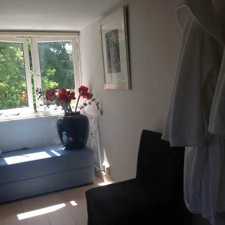 One-twenty-one Bed & Breakfast 4*
